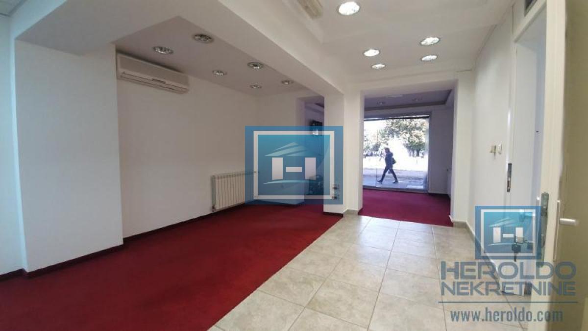 Izdavanje poslovnog prostora u strogom centru Jagodine – odlična lokacija, 171 m²