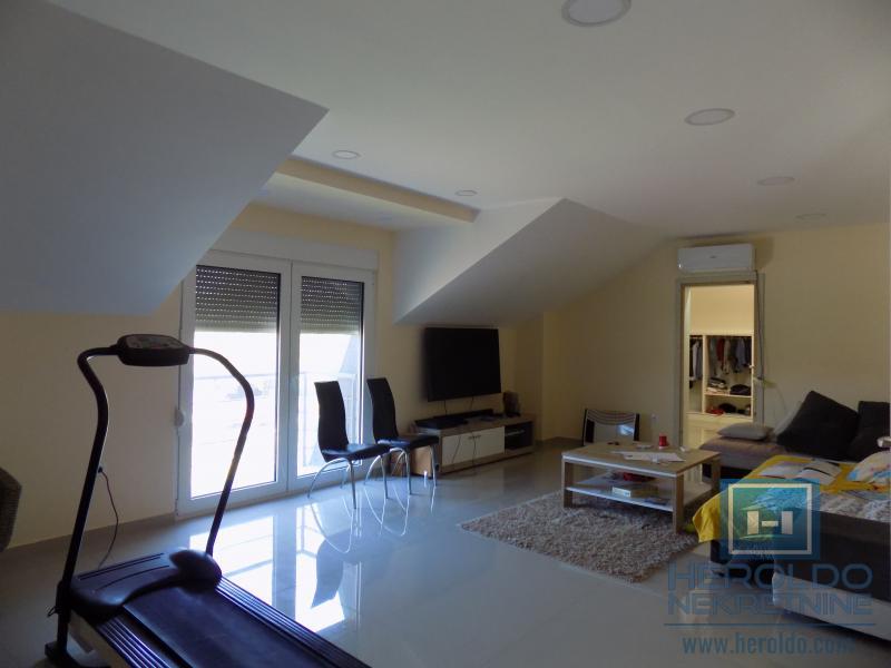 MODERNA KUĆA U MIRNOM DELU GRADA