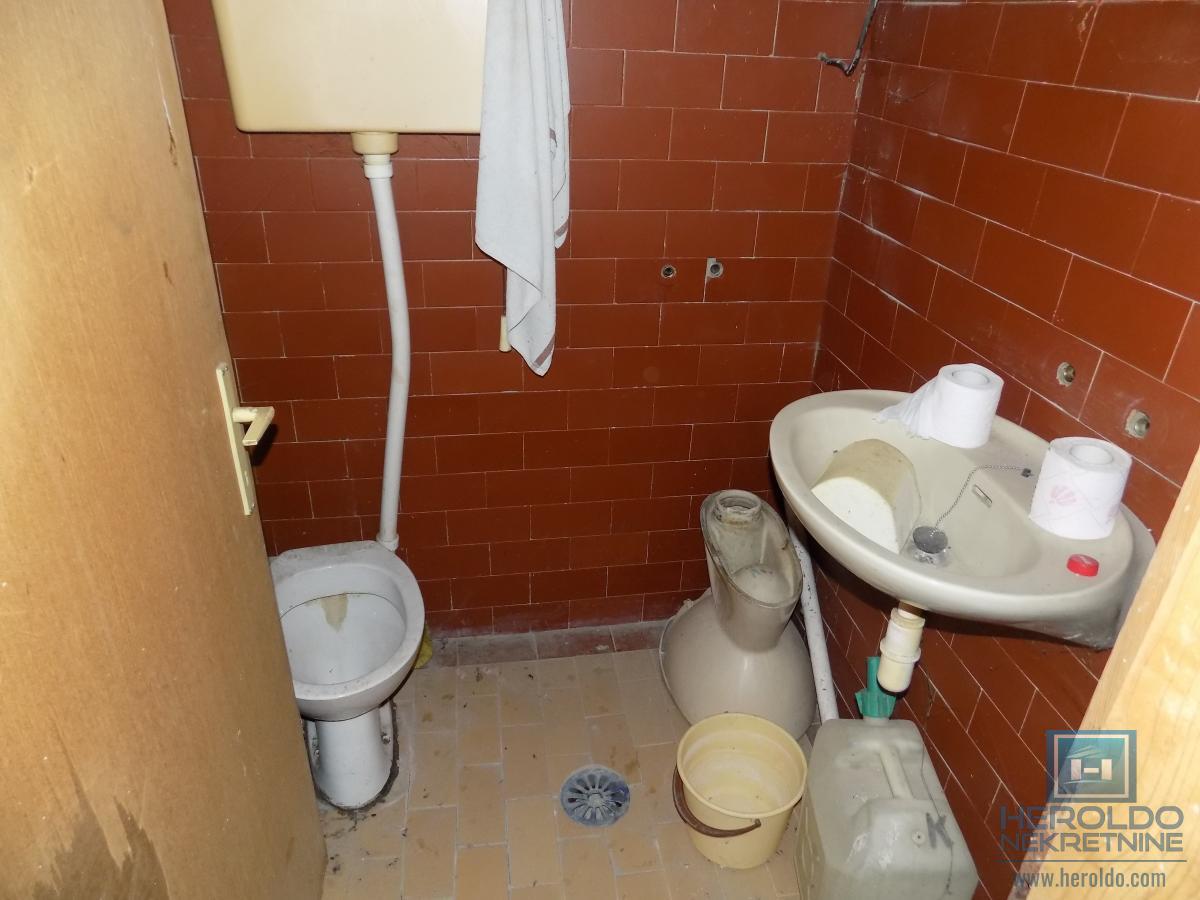 Vikend kuća na prodaju sa većim placem