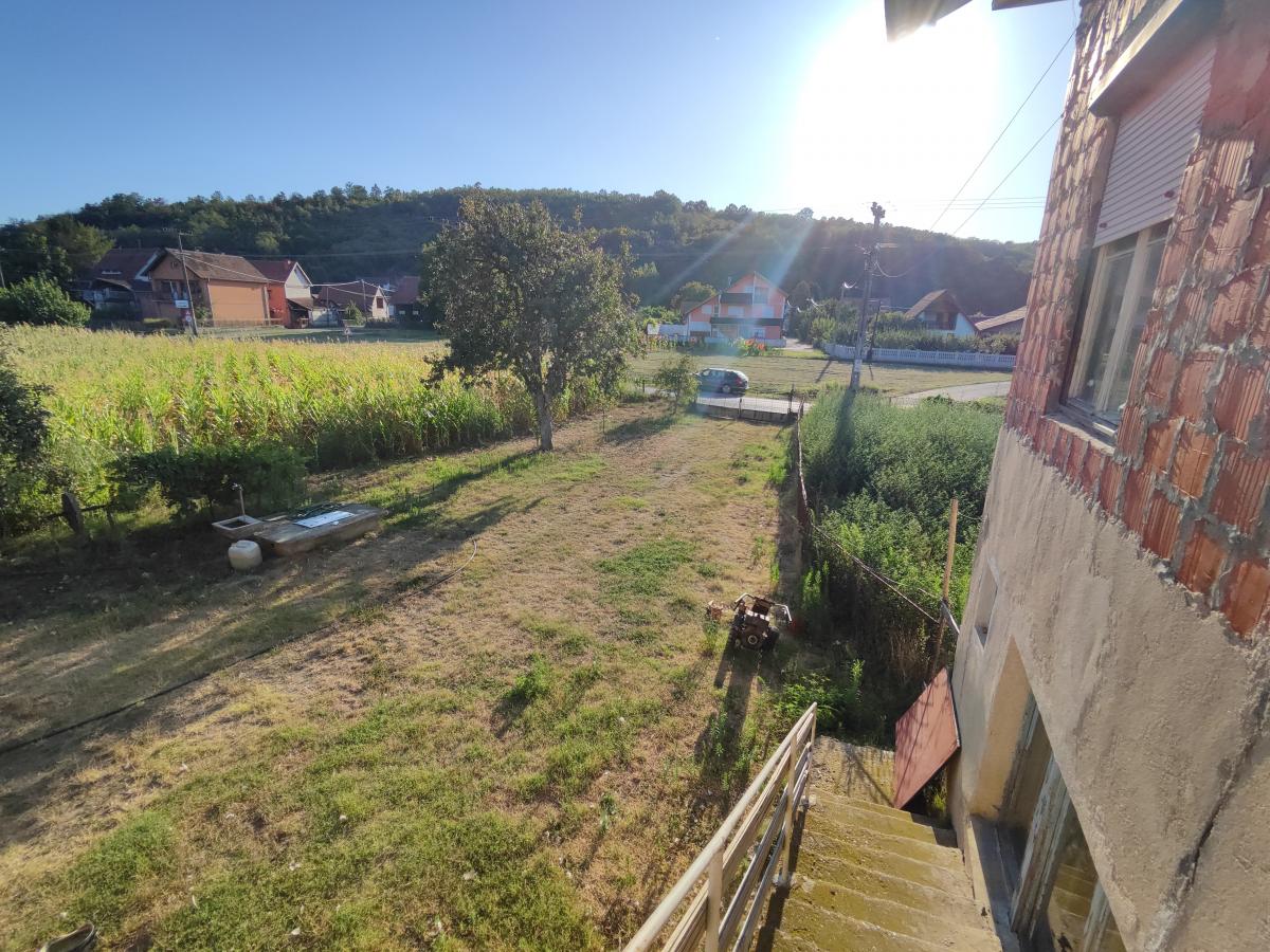 Novija,komforna kuća uz glavni put