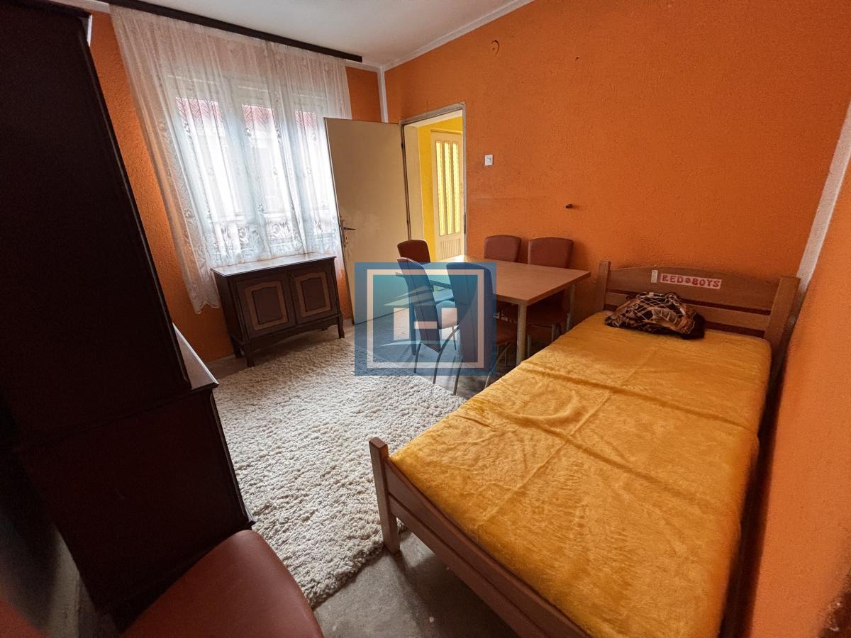 Dve useljive kuće u samom centru sela!!!