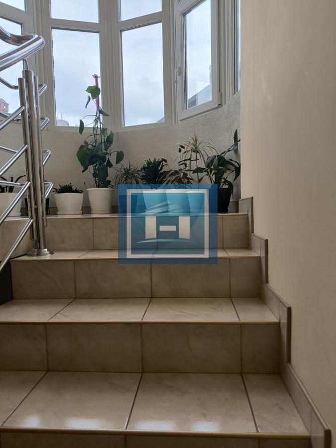 Na prodaju – Luksuzna porodična kuća