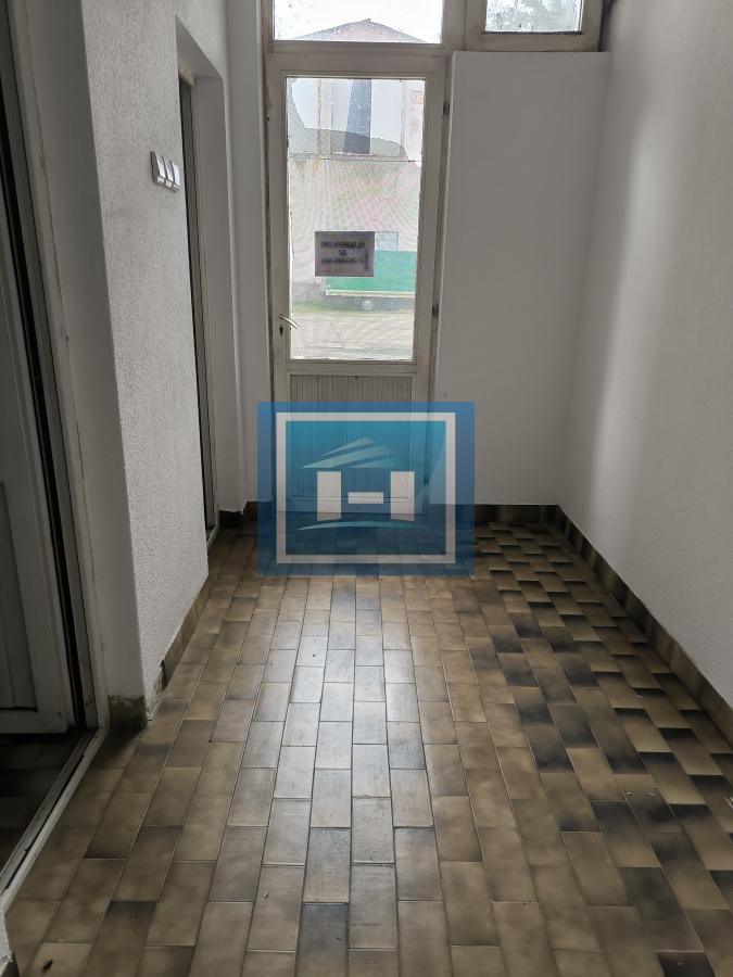 Top prilika za izdavanje! Poslovni prostor 230m² sa magacinom i parkingom!