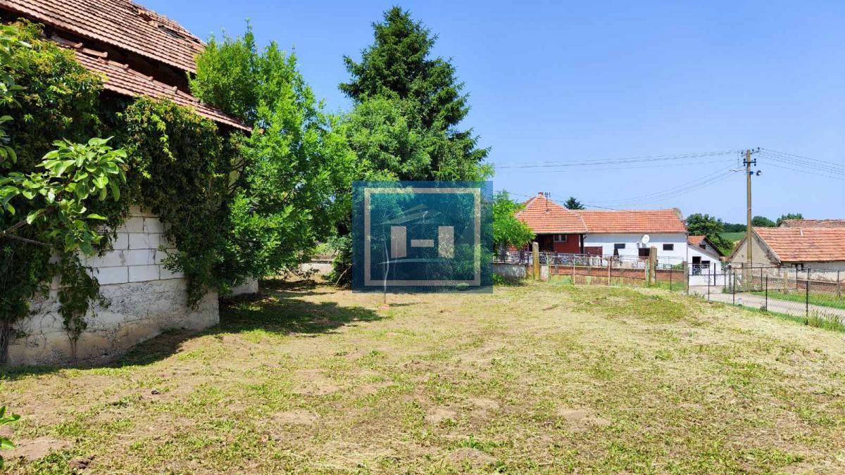 Domaćinstvo u okolini Jagodine sa 4 objekta na prostarom placu od 47 ari