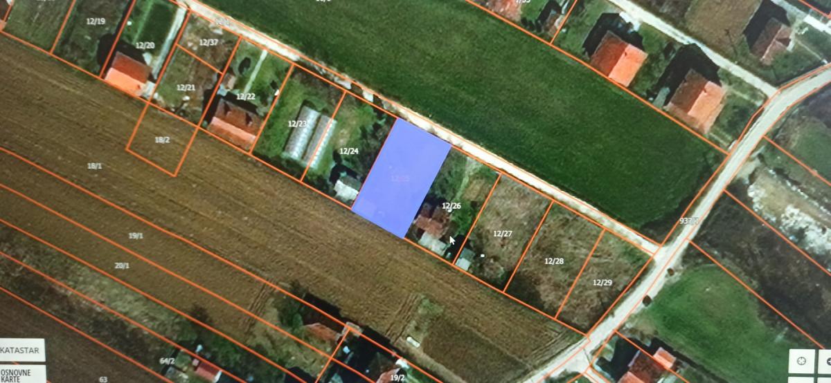 Parcela za izgradnju sa svim priključcima i uknjiženim objektom za adaptaciju u Crvenim livadama
