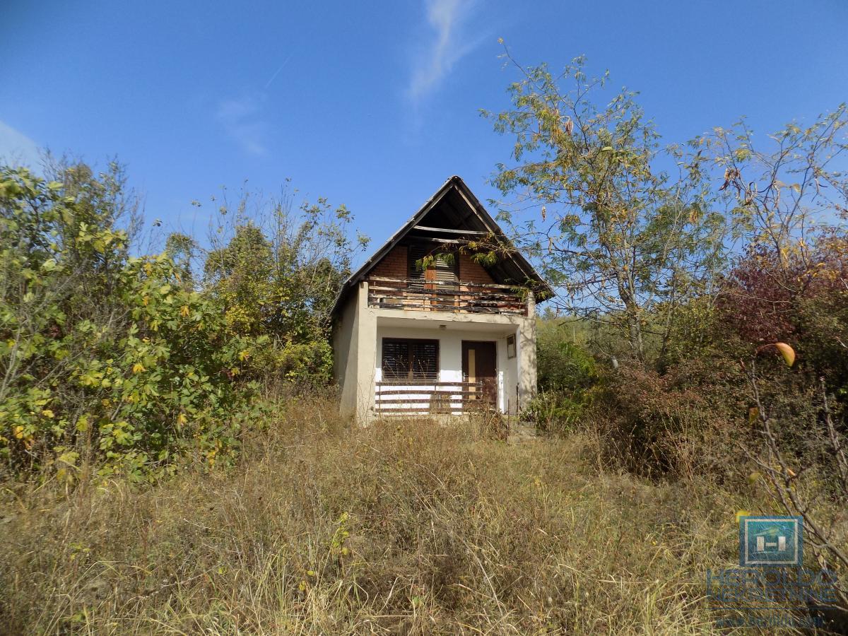 Vikend kuća na prodaju sa većim placem