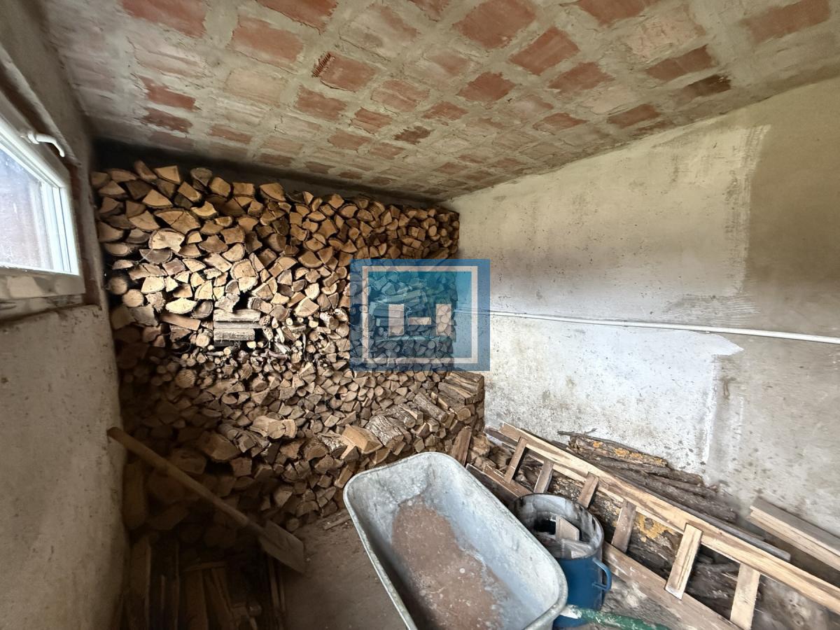 Dve kuće u Glavincima sa velikim imanjem -samo 8 km od grada