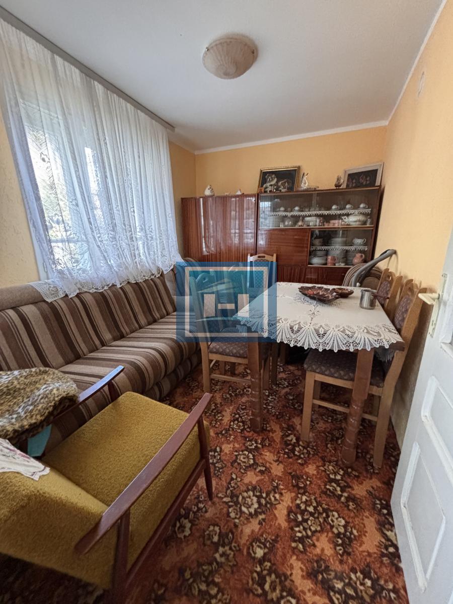 Dve useljive kuće u samom centru sela!!!