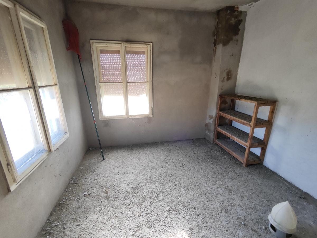 Novija,komforna kuća uz glavni put