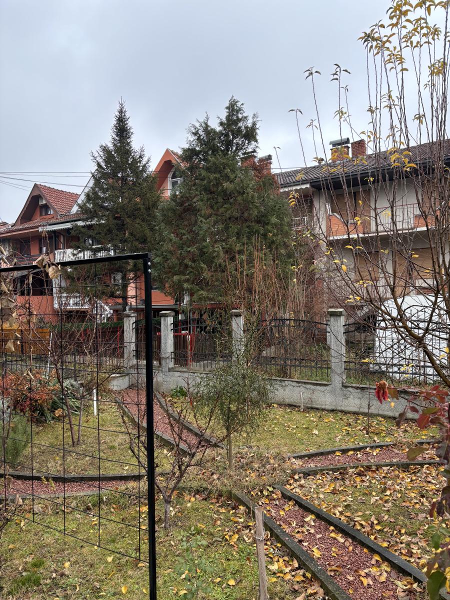 Prostrana porodična kuća sa dva sređena dvorišta i garažom