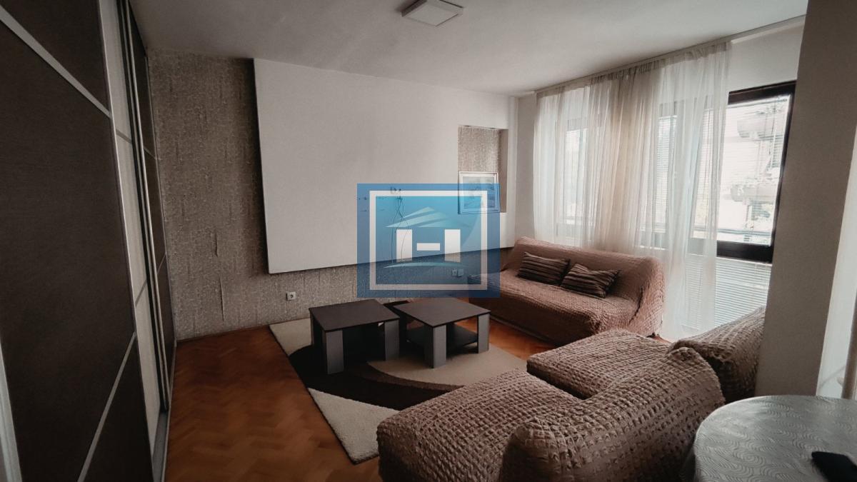 Kompletno namešten stan u užem centru grada