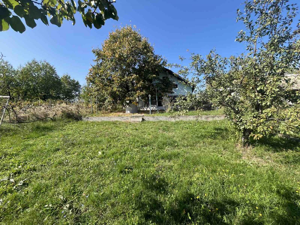 Vikendica sa prelepim pogledom okružena zelenilom.