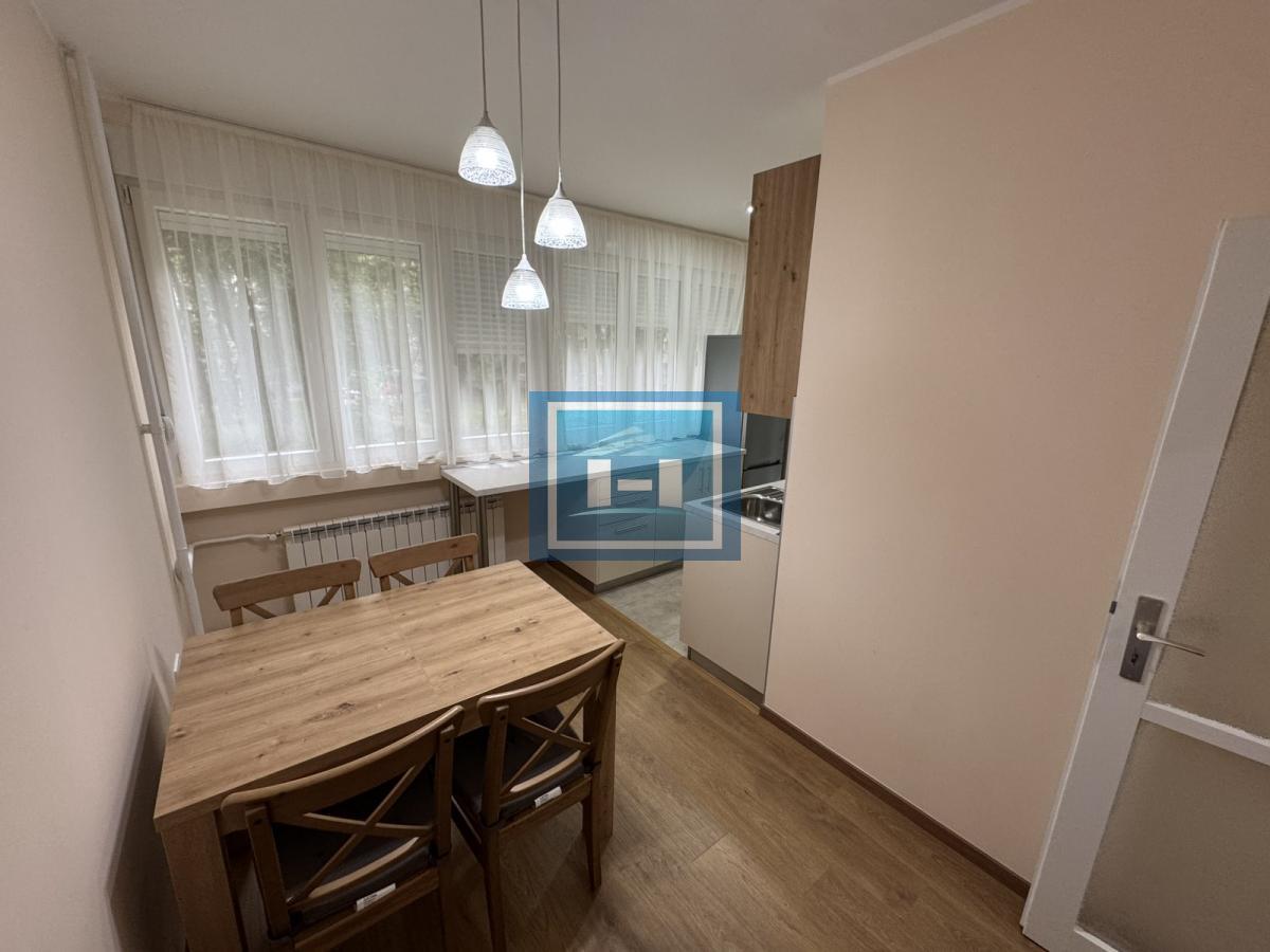 Prelep stan na Voždovcu – terasa + parking + prvi sprat!