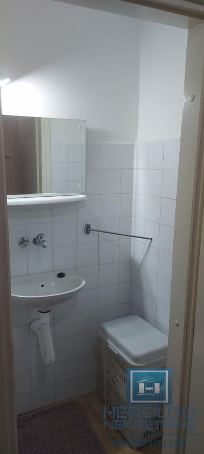 Trosoban, lepo opremljen stan u centru grada