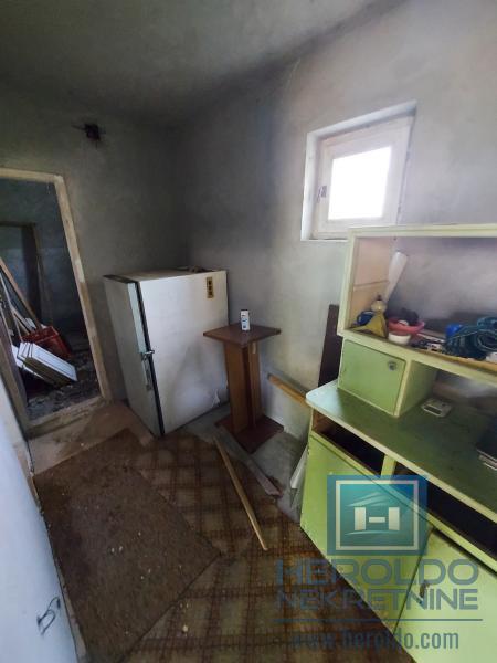 Kuća sa placem od 18a u naselju Panjevački rit