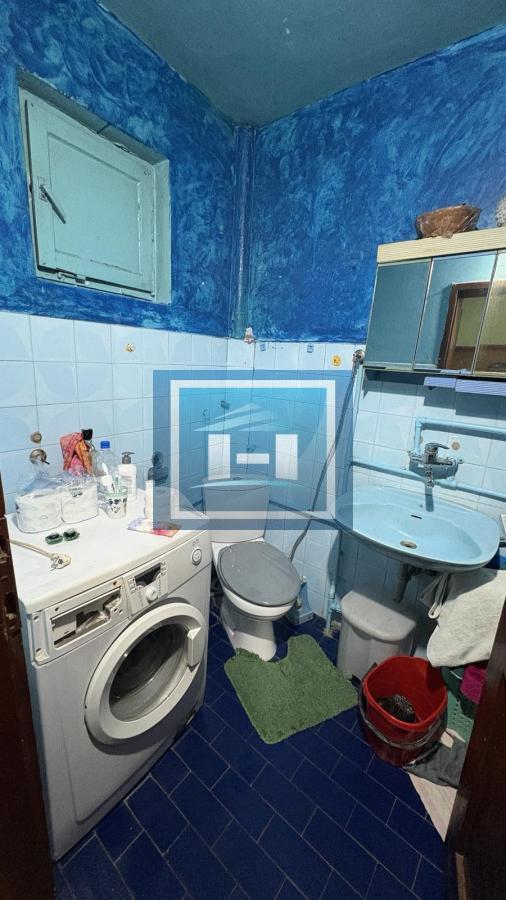 Izdajem kuću u širem centru grada – odlična lokacija, pristupačna cena