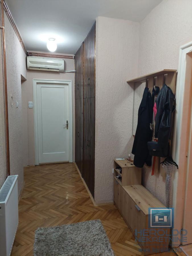 Stan za izdavanje u samom centru-odlična lokacija i spratnost!