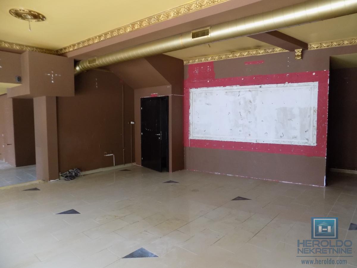 Izdaje se lokal u prizemlju u samom centru grada-deljiv na dva manja lokala