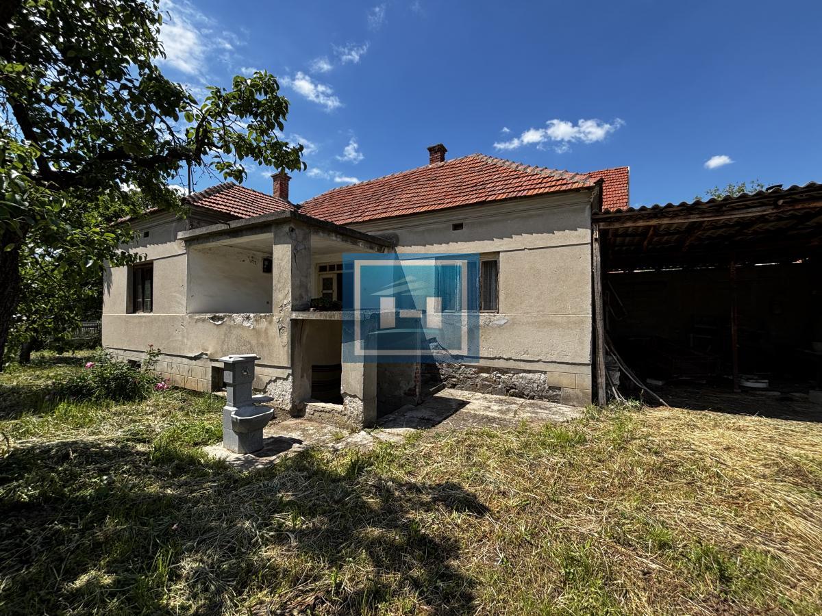 Kuća i plac na periferiji grada-Majur