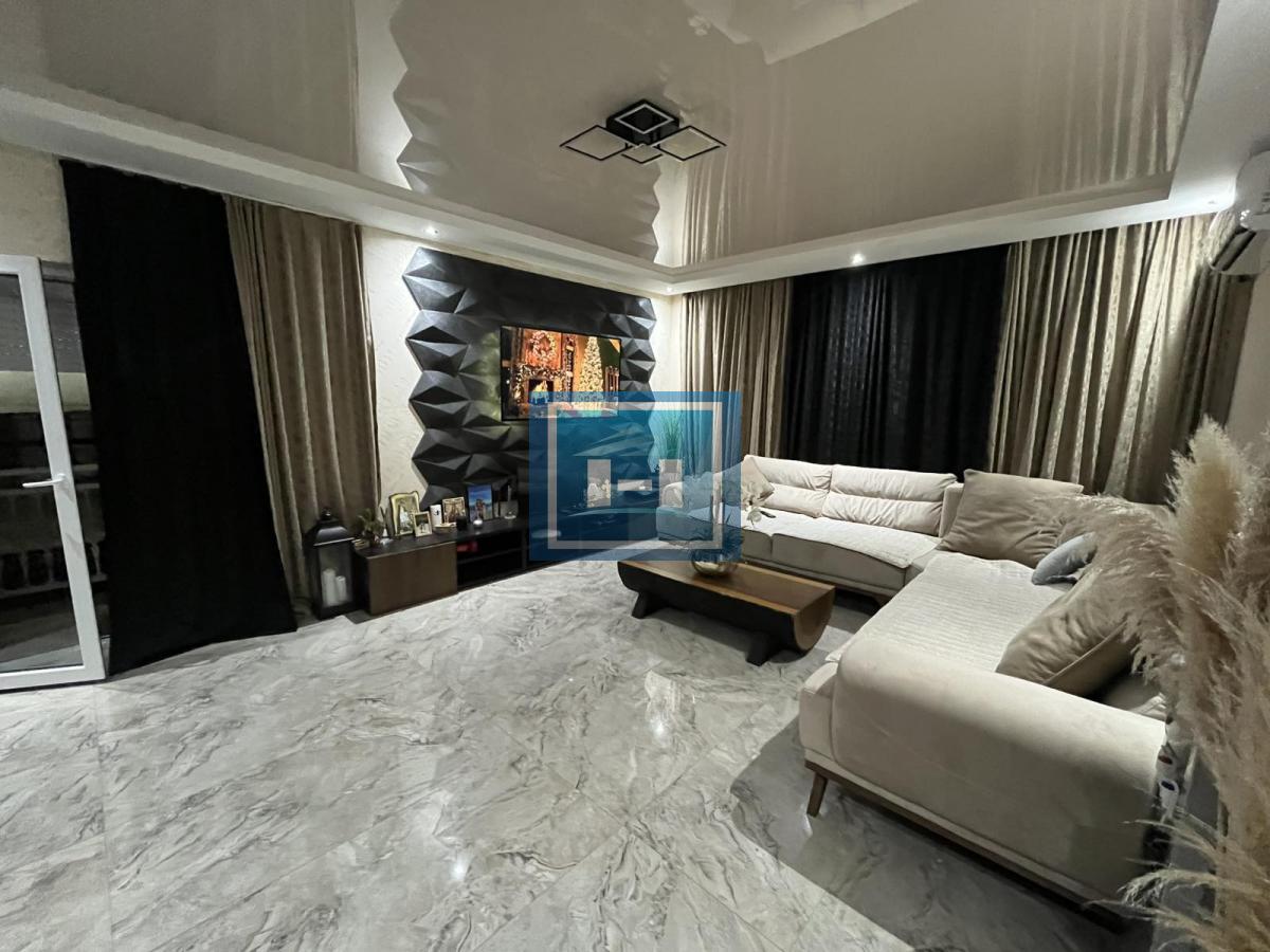 EKSKLUZIVNA PONUDA – Prostrana porodična kuća vrhunskog kvaliteta