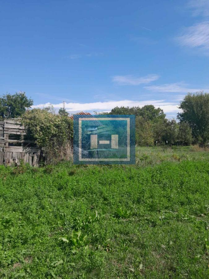 Na prodaju plac od 33 ara sa započetom kućom u Batočini!