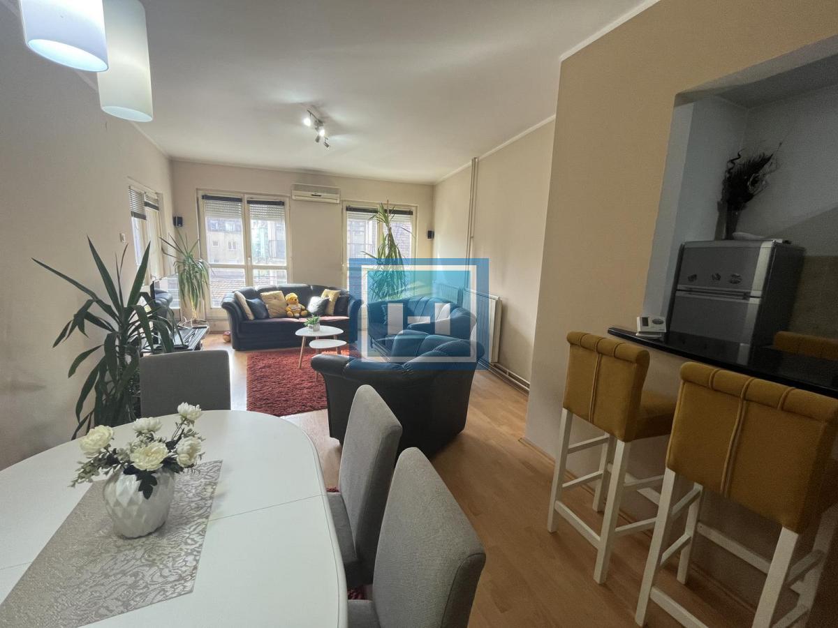 NASLOV: STAN KOJI OSVAJA NA PRVI POGLED — CENTAR, STIL I TRI SPAVAĆE SOBE!