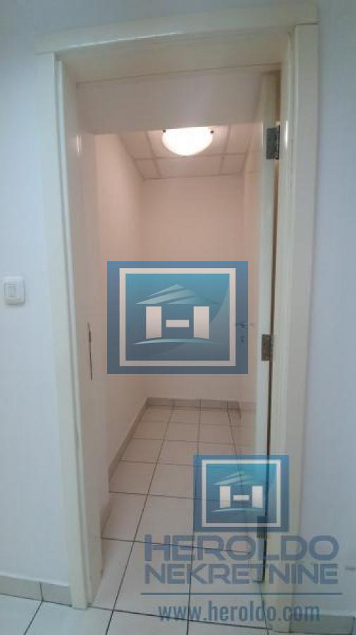 Izdavanje poslovnog prostora u strogom centru Jagodine – odlična lokacija, 171 m²