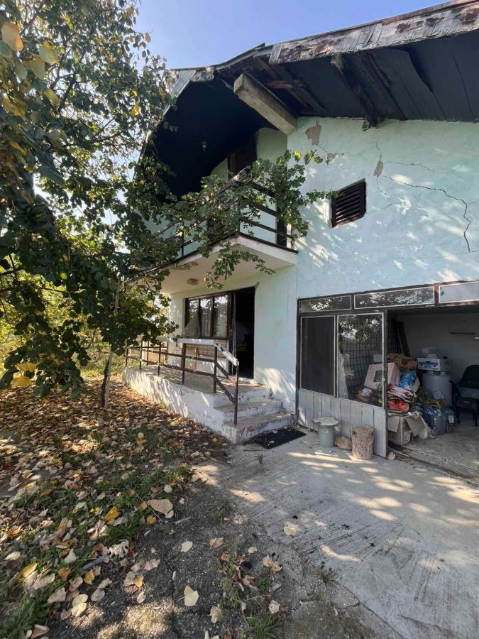 Vikendica sa prelepim pogledom okružena zelenilom.