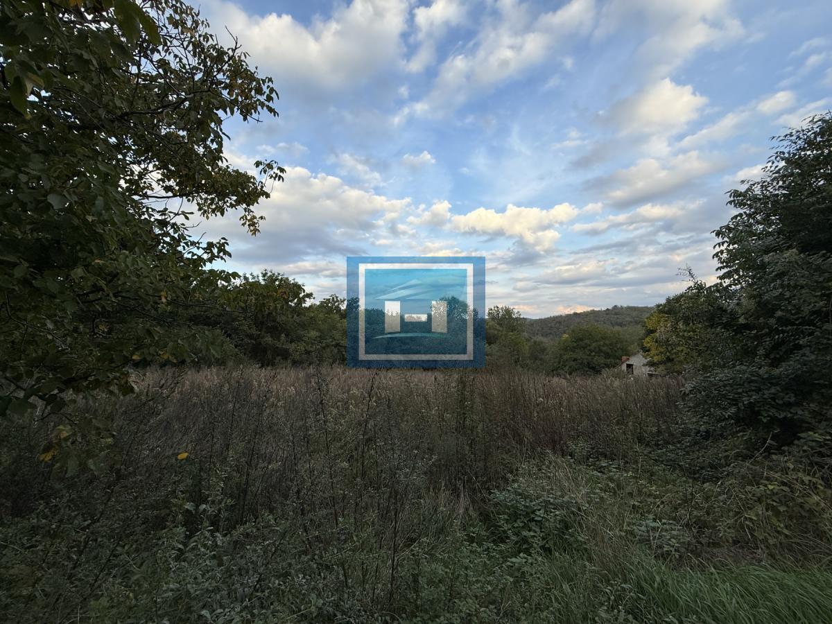 Odlična lokacija u srcu sela – više placeva na prodaju kao jedna celina