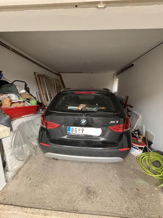Prostrana porodična kuća sa dva sređena dvorišta i garažom