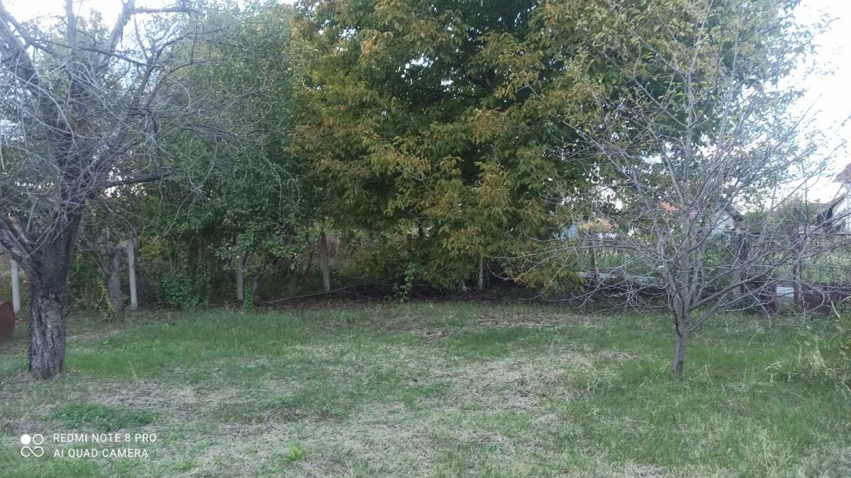 Parcela za izgradnju sa svim priključcima i uknjiženim objektom za adaptaciju u Crvenim livadama