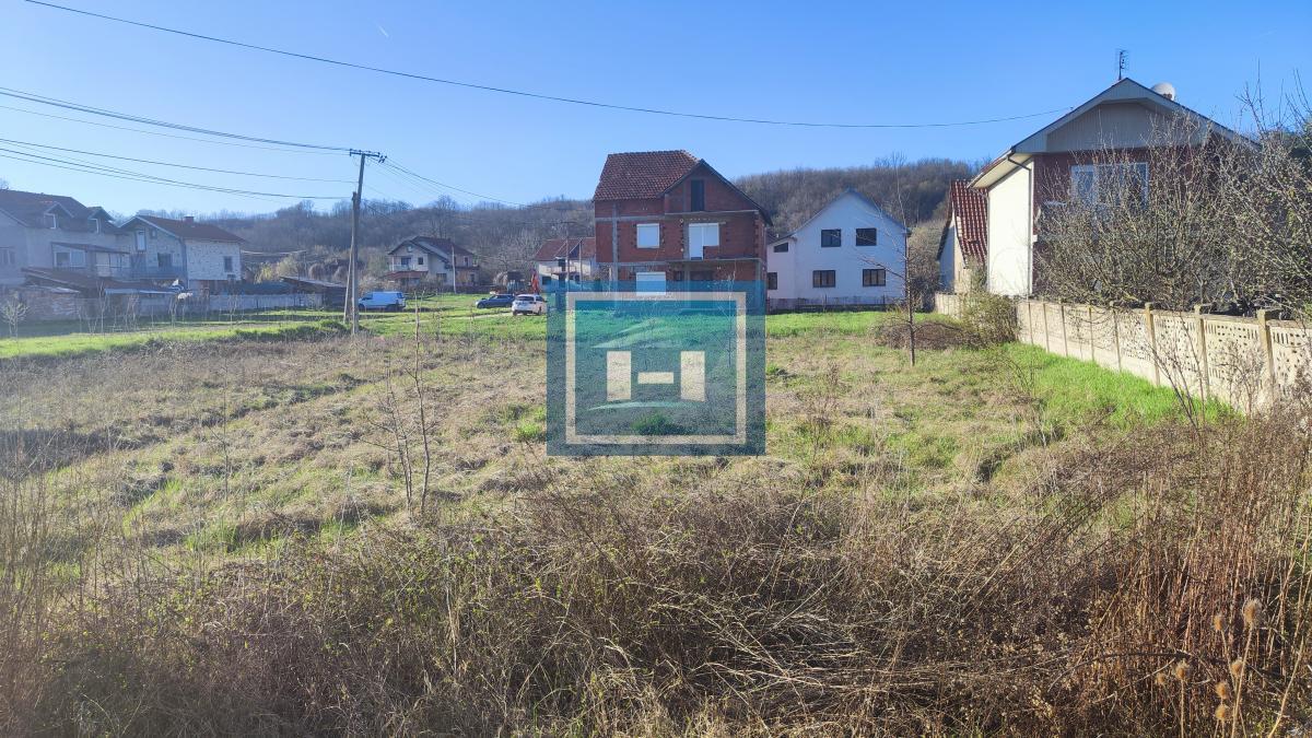 Parcela pogodna za izgradnju kuće sa dostupnim priključcima na gradske mreže
