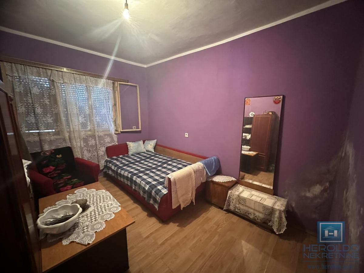 Na prodaju kuća sa pomoćnim objektima u Senju