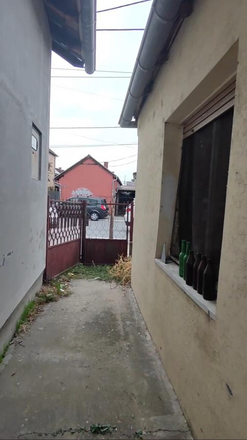 Stambeni i poslovni objekat sa dva lokala na placu od 4.6 ari u ulici Kneza Lazara u Jagodini