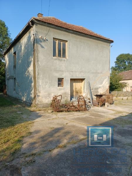 Seosko domaćinstvo sa ekonomskim dvorištem