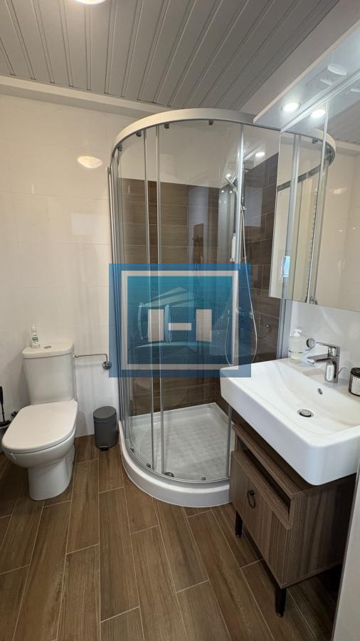 Na prodaju kompletno nameštena garsonjera površine 29 m² sa terasom