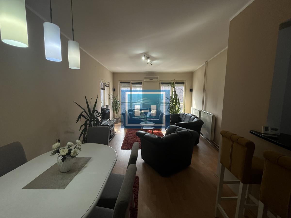 NASLOV: STAN KOJI OSVAJA NA PRVI POGLED — CENTAR, STIL I TRI SPAVAĆE SOBE!