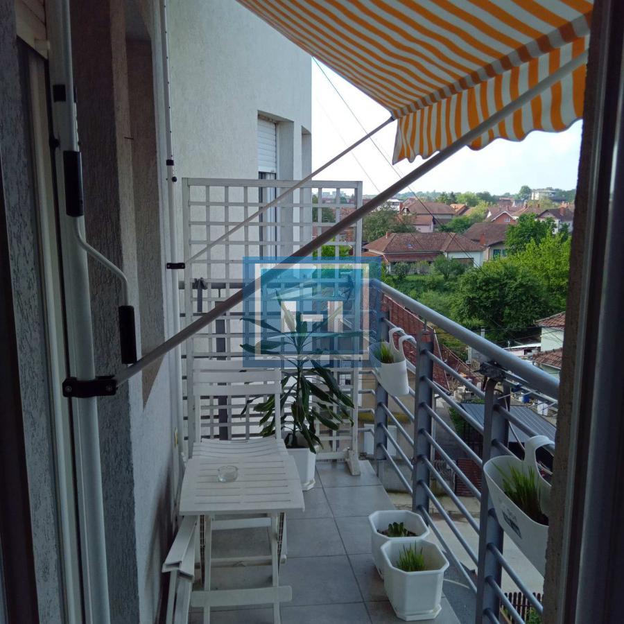 Odlična prilika! Stan u novijoj zgradi sa liftom, terasom i parkingom