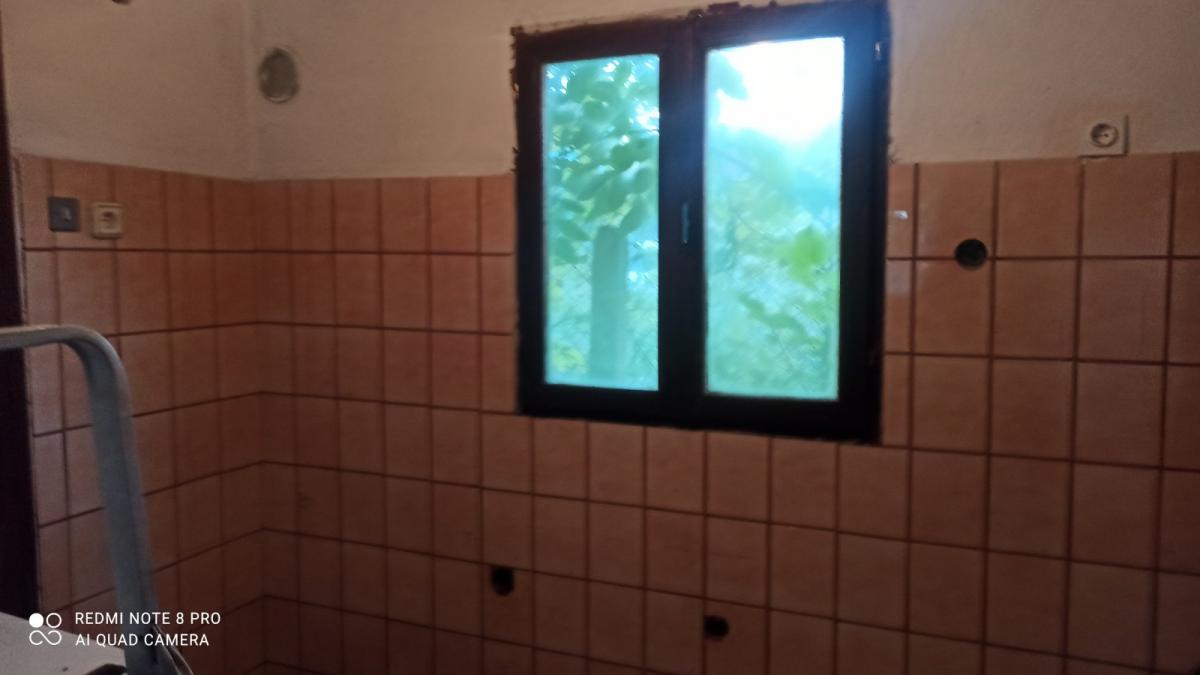 Parcela za izgradnju sa svim priključcima i uknjiženim objektom za adaptaciju u Crvenim livadama