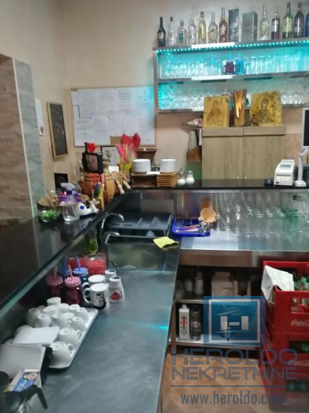 hitna prodaja dva spojena lokala povoljno  u centru grada!!!