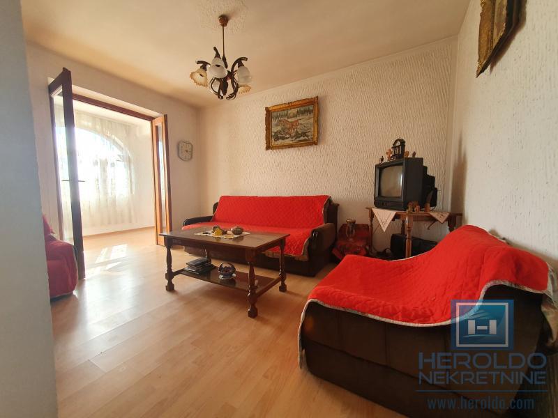 Kuća u Voljavču, kod škole