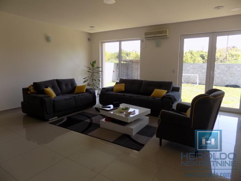 MODERNA KUĆA U MIRNOM DELU GRADA