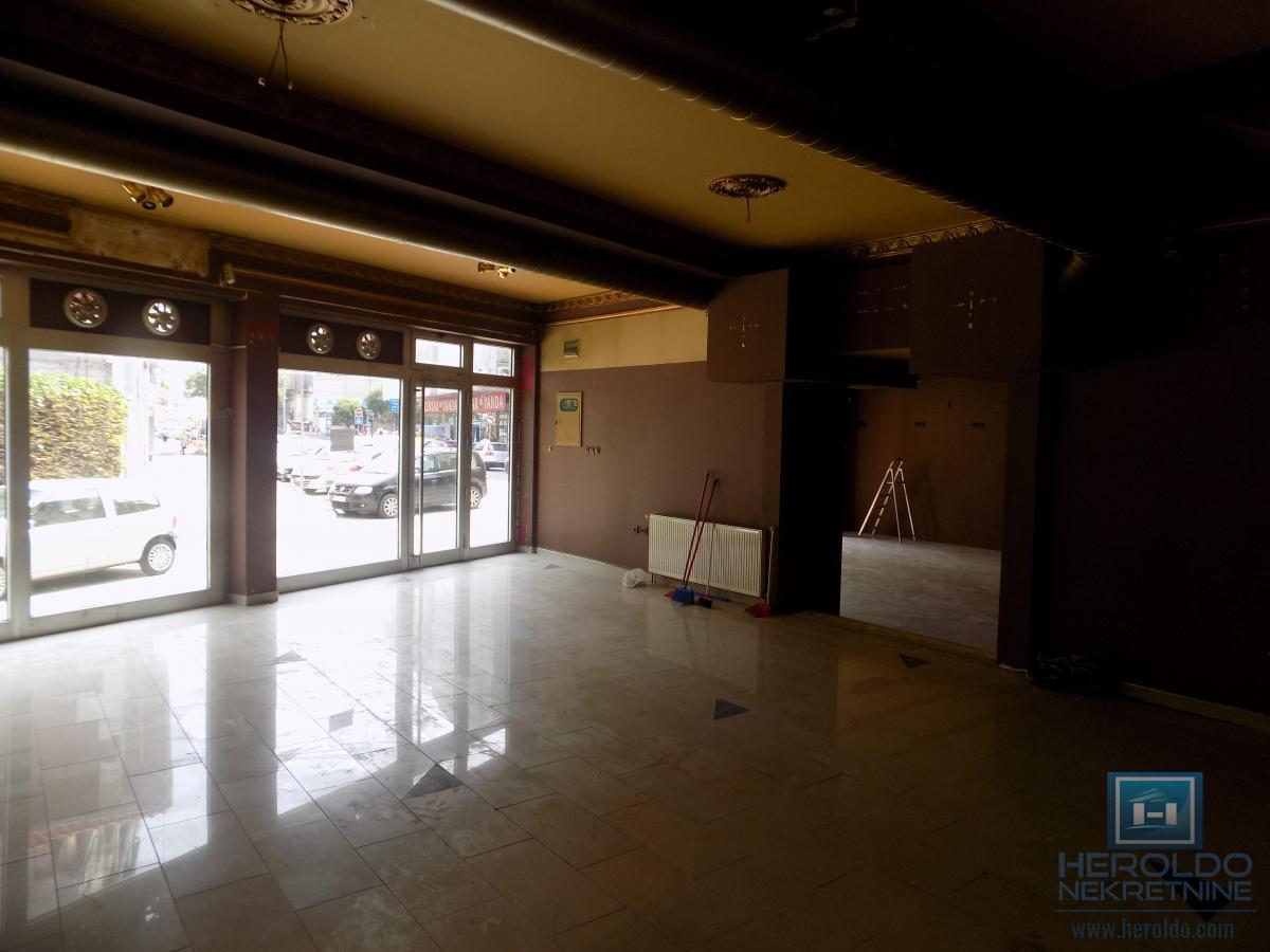 Izdaje se lokal u prizemlju u samom centru grada-deljiv na dva manja lokala