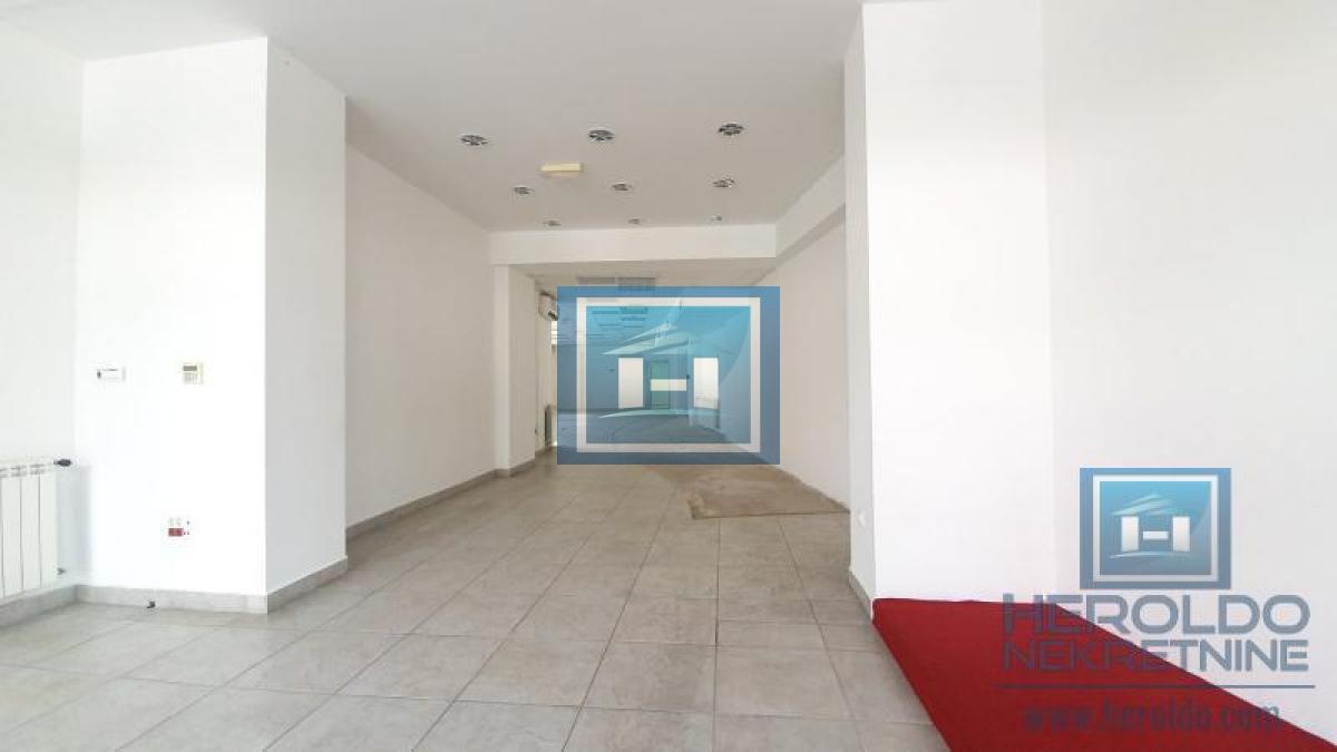 Izdavanje poslovnog prostora u strogom centru Jagodine – odlična lokacija, 171 m²