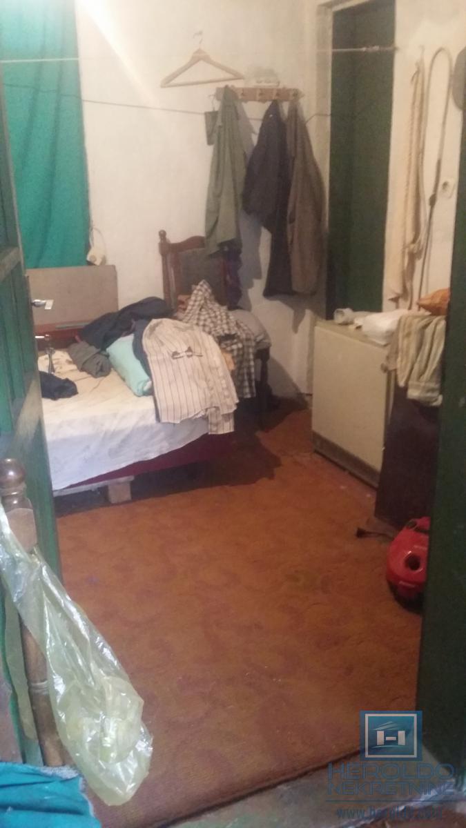Starija kuća u centru sela Vojska