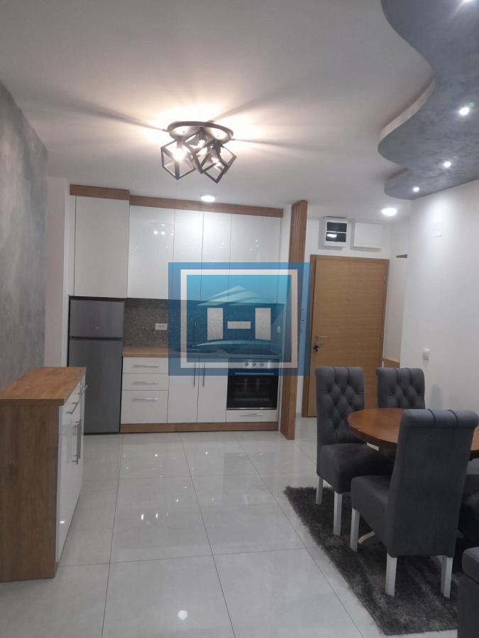 Prelep moderno opremljen jednosoban stan 45 m² – potpuno namešten, odmah useljiv