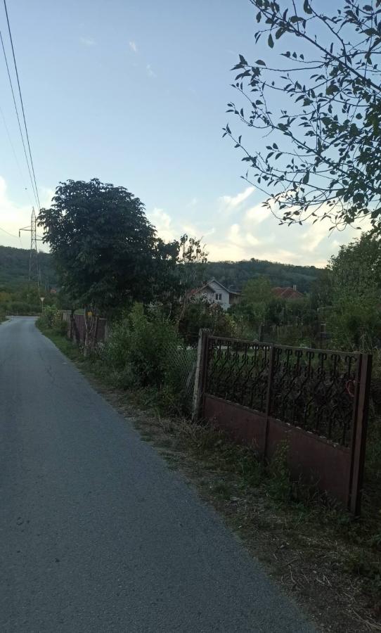 Parcela za izgradnju sa svim priključcima i uknjiženim objektom za adaptaciju u Crvenim livadama