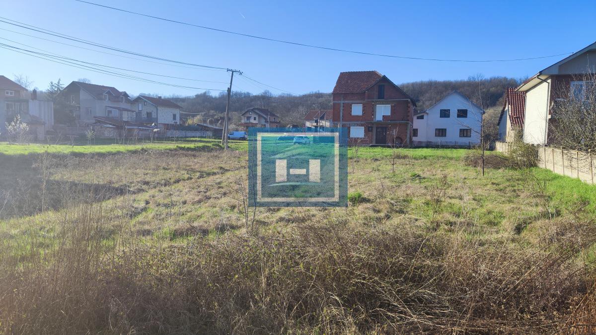 Parcela pogodna za izgradnju kuće sa dostupnim priključcima na gradske mreže