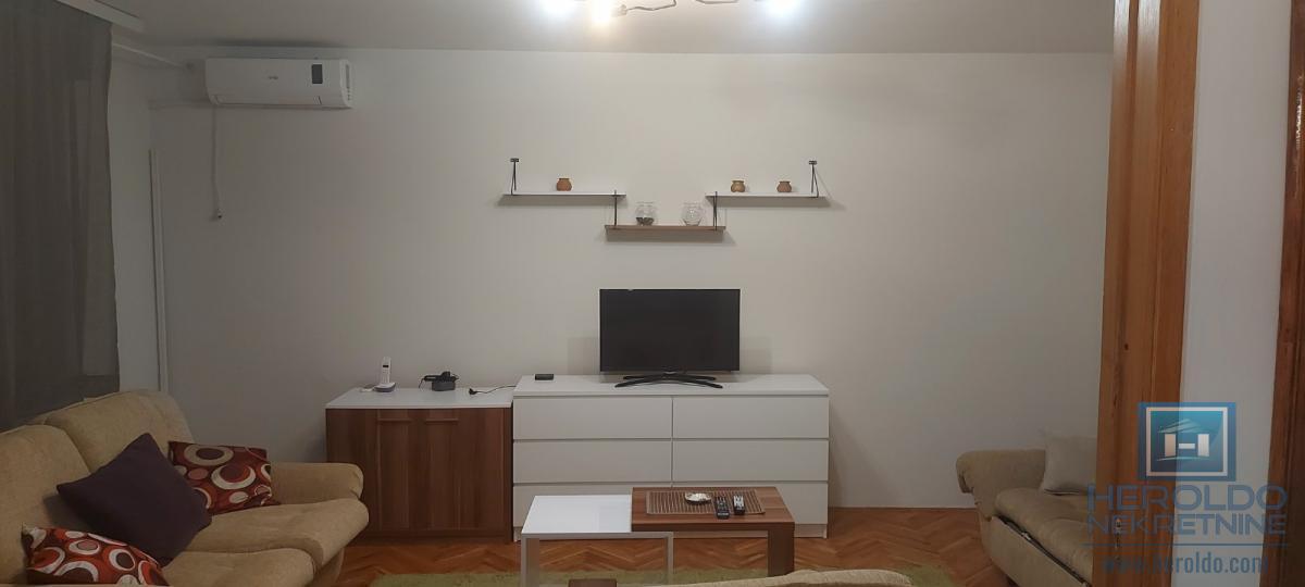 Trosoban, lepo opremljen stan u centru grada