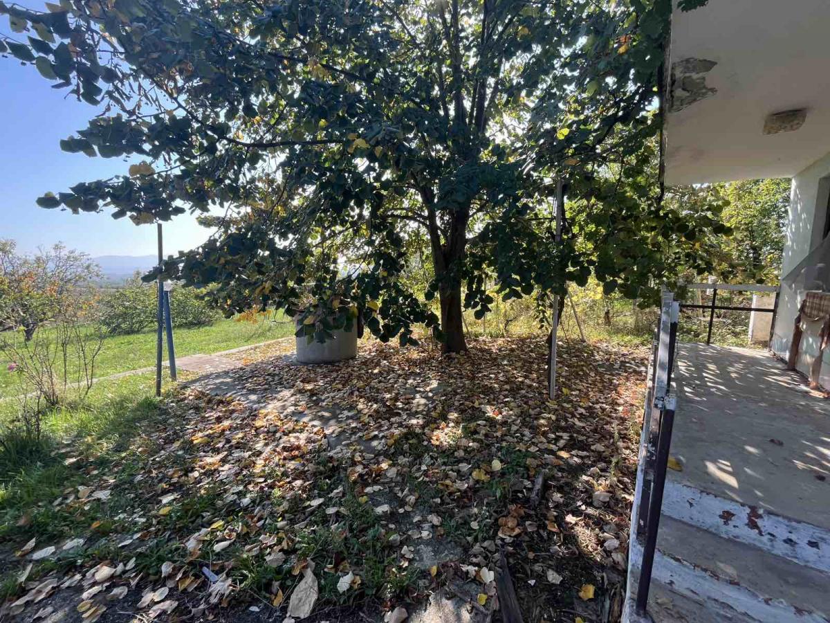 Vikendica sa prelepim pogledom okružena zelenilom.